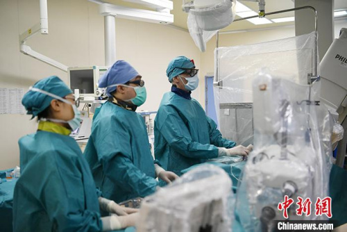 5月29日，吉林長春，拉瓦若(右一)進行手術。<a target='_blank' href='http://www.chinanews.com/'>中新社</a>記者 張瑤 攝