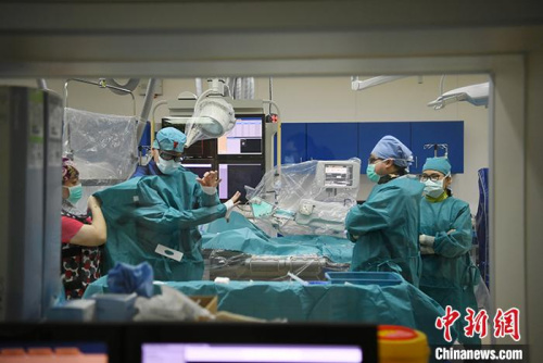 5月29日，吉林長春，拉瓦若(左二)準備進行手術。<a target='_blank' href='http://www.chinanews.com/'>中新社</a>記者 張瑤 攝