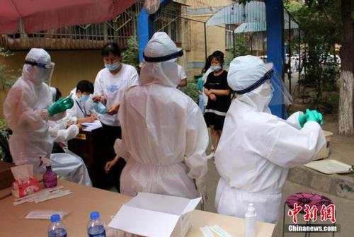 資料圖：醫(yī)護(hù)人員為居民進(jìn)行核酸檢測。中新社記者 史玉江 攝