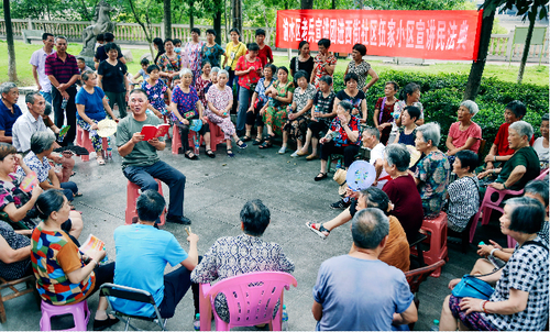 連日來，江西新余市渝水區(qū)政協(xié)組織從事法律工作的政協(xié)委員深入街道社區(qū)開展民法典社區(qū)講堂，用通俗易懂的語言和豐富的實(shí)例，向社區(qū)居民講解民法典。圖為政協(xié)委員在城南街道西街社區(qū)向居民宣講《中華人民共和國民法典》。廖海金攝