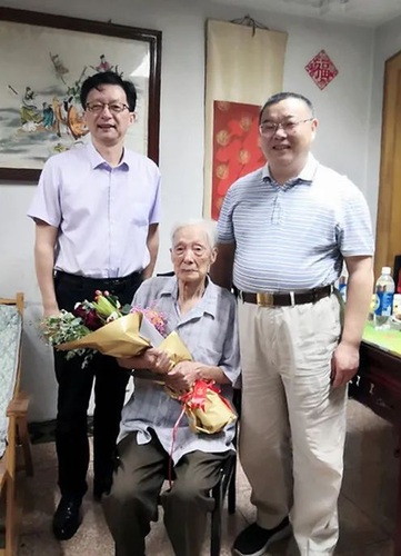 王申甫百歲壽誕，民革浦東新區(qū)區(qū)委會(huì)副主委黃錦海（左）祝賀。