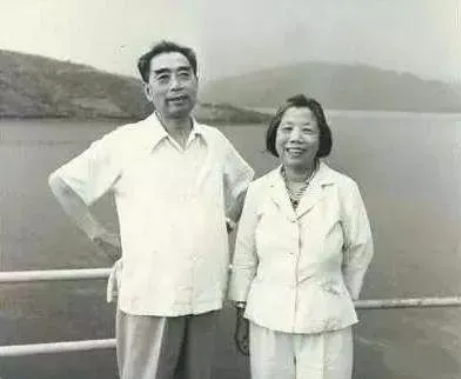 1960年8月周總理與鄧穎超在密云水庫。
