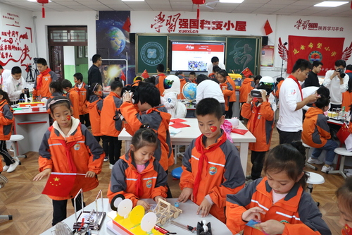 1 延安希望小學的同學們在“學習強國”科技小屋體驗科技的奧秘。唐雕攝