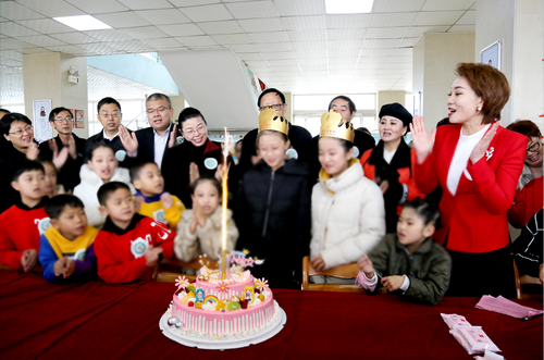 與會(huì)嘉賓與紅絲帶師生還以餃子宴的方式，共同為學(xué)校兩名學(xué)生慶生。