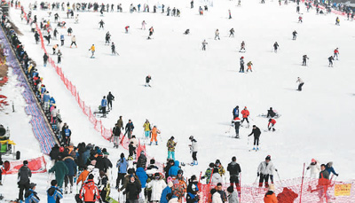 　　滑雪愛好者在杭州臨安大明山萬松嶺滑雪場滑雪。