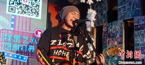 黃雅各正在進行駐唱演出。受訪者供圖