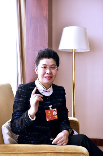 2018年全國(guó)兩會(huì)期間，馬秀珍委員在駐地接受記者采訪  范文杰 攝影