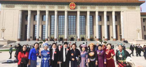 祝婦女委員三八婦女節(jié)快樂！ 特邀委員記者 許進(jìn)攝