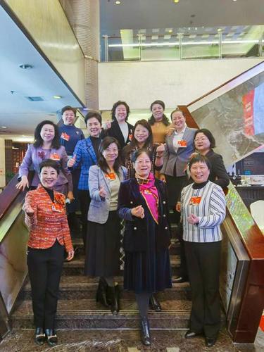 3月8日，兩會期間，無黨派界別女委員們聚在一起，合影留念，祝福全國各條戰(zhàn)線上的姐妹們“三八國際婦女節(jié)”。特約委員，記者甄貞拍攝