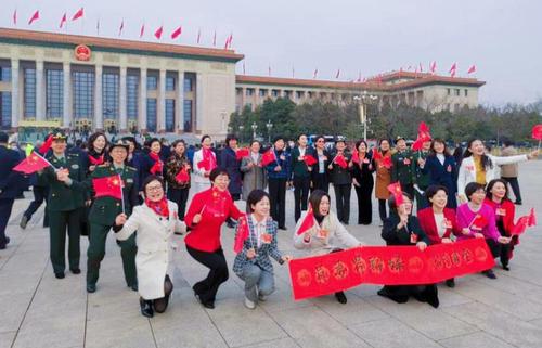 3月7日，三八婦女節(jié)即將到來，婦聯(lián)界別的委員們，會(huì)前聚集在廣場(chǎng)上揮動(dòng)著五星紅旗合影留念，以紀(jì)念這兩會(huì)期間的婦女節(jié)日。特邀委員記者孫太利攝影