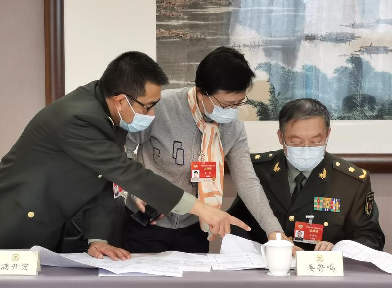 3月9日，在教育界小組討論會結(jié)束后，姜魯鳴（右）與滿開宏（左）等關(guān)心國家人才培養(yǎng)的將軍委員，在聽取了魯昕委員（中）對職業(yè)院校新專業(yè)目錄修（制）訂工作介紹后，紛紛為職教新專業(yè)點贊。特邀委員記者 韓魯佳 攝