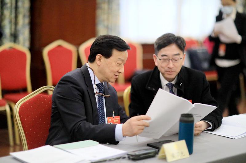 黃宇光委員（左）與高永文委員，就國民經(jīng)濟(jì)和社會發(fā)展“十四五”規(guī)劃和二〇三五年遠(yuǎn)景目標(biāo)綱要草案進(jìn)行交流。 特邀委員記者 徐鳳芹攝