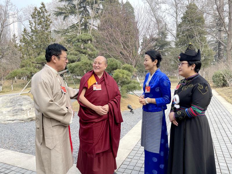 少數(shù)民族界委員在一起討論關(guān)于助推民族地區(qū)經(jīng)濟(jì)社會(huì)發(fā)展的提案。特邀委員記者 郭文圣攝