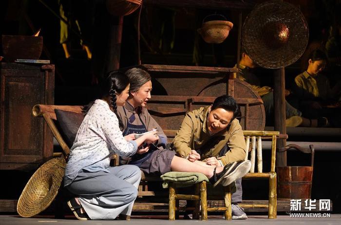 4月5日晚，演員在江西藝術(shù)中心表演歌劇《山茶花開》。新華社記者 萬象 攝2