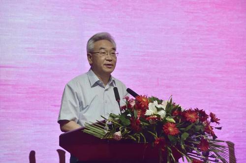 全國政協(xié)常委、農業(yè)農村部副部長張?zhí)伊种罗o