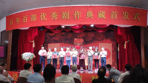 首發(fā)式現(xiàn)場贈書儀式