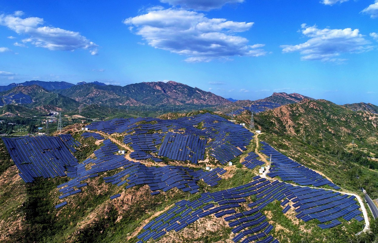 河北省平山縣崗南鎮(zhèn)李家莊村附近荒山上的光伏發(fā)電站（2019年8月28日攝，無人機(jī)照片）。