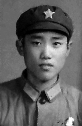 上個世紀六十年代李宏塔當兵時留下的軍裝照