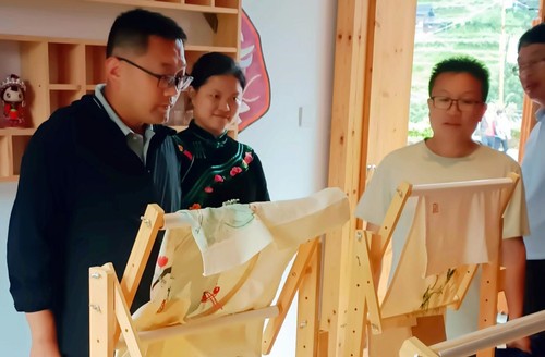 劉宇豐(右1)在遵黔東南州開展投資考察