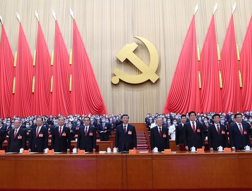 10月22日，中國共產(chǎn)黨第二十次全國代表大會在北京人民大會堂勝利閉幕。這是習(xí)近平、李克強(qiáng)、栗戰(zhàn)書、汪洋、王滬寧、趙樂際、韓正、王岐山、胡錦濤在主席臺上。新華社記者 鞠鵬 攝