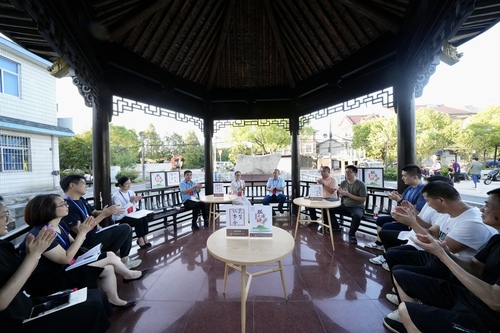 雙浦鎮(zhèn)吳家村“協(xié)商驛站”進行“涼亭議事”，委員、村民代表和鎮(zhèn)相關(guān)負責(zé)人等圍繞“加快提升雙浦地區(qū)公交線路的優(yōu)化”開展專題協(xié)商，為解決百姓出行的煩與憂建言獻策。