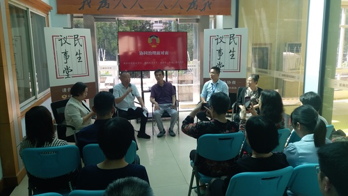文新街道德加社區(qū)協(xié)商驛站圍繞“強化協(xié)調(diào)治理，提升物業(yè)服務(wù)”主題，開展幸福感滿滿的協(xié)商活動。協(xié)商后，社區(qū)黨支部、業(yè)主、業(yè)委會、物業(yè)代表共書“幸福德加，和合家園”。