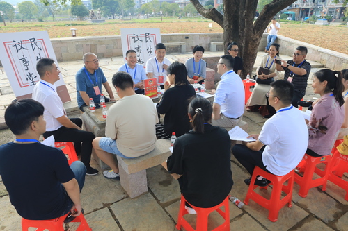 轉(zhuǎn)塘街道長埭村在大樹下搭臺，茶田間議事，圍繞未來鄉(xiāng)村建設(shè)開展協(xié)商活動。