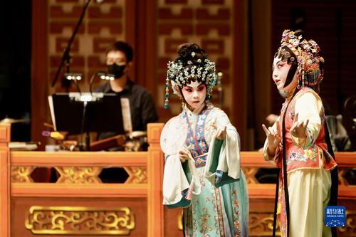 11月27日，粵劇新秀在粵劇折子戲及粵曲演唱節(jié)目中登場。新華社發(fā) （香港特區(qū)政府新聞處供圖）