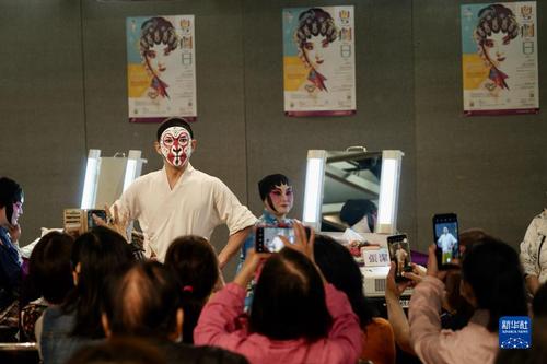 11月27日，粵劇演員向觀眾示范粵劇化妝。新華社發(fā) （香港特區(qū)政府新聞處供圖）