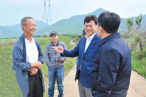 △遼寧省政協(xié)人口資源環(huán)境委員會調(diào)研組一行在朝陽市建平縣小平房村了解鄉(xiāng)村生態(tài)振興情況。