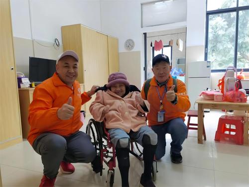 12月17日，王慶余（左一）帶領志愿者到泗安島看望孤寡老人。 受訪者供圖