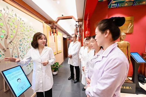 何銀萍（左）在培訓(xùn)弟子。（圖片由受訪者提(4710898)-20240607085711