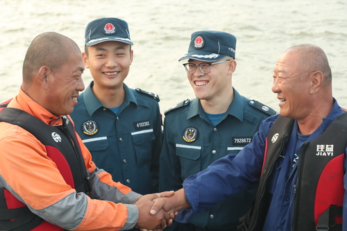 2024年9月14日，山東煙臺海警局長島工作站執(zhí)法員成功調(diào)解一起群眾糾紛，矛盾雙方握手言和（江壯志 攝）