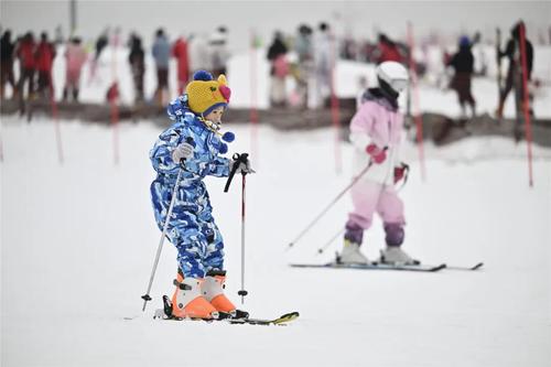 △近日，“塞上湖城”寧夏銀川市冰雪旅游季正式開啟，各滑雪場(chǎng)、景區(qū)紛紛開展冬季冰雪文旅、體育融合活動(dòng)，吸引人們前來(lái)體驗(yàn)冰雪樂趣。新華社記者 王鵬 攝