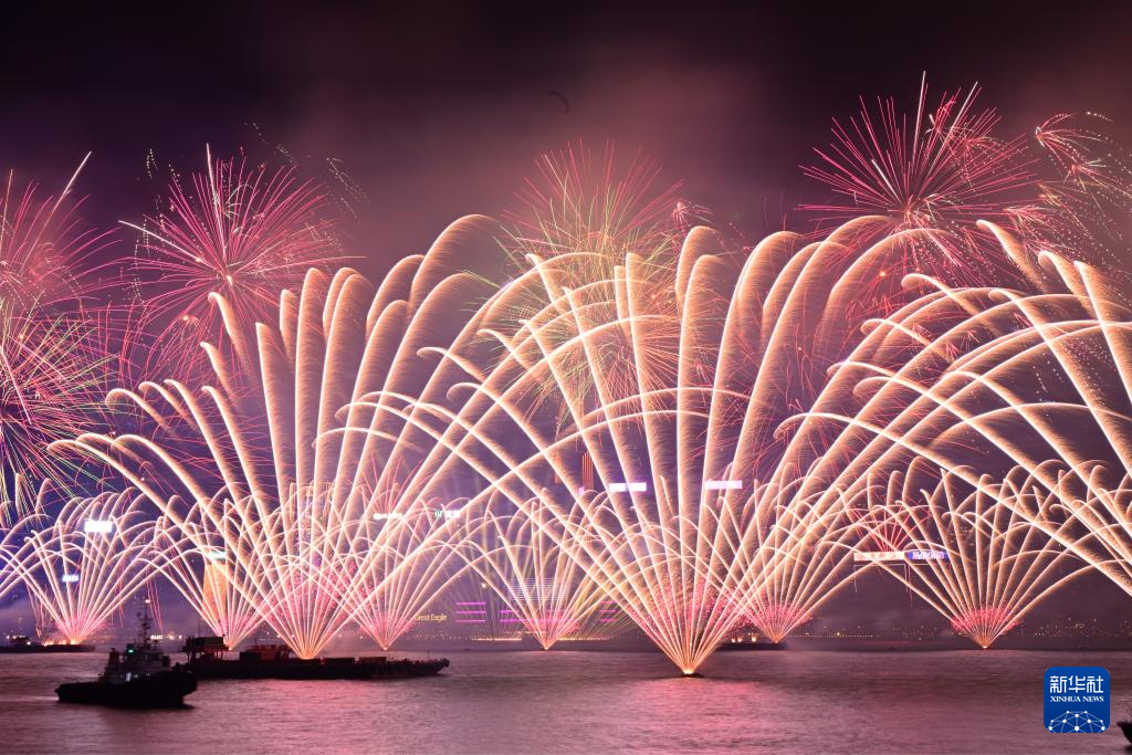 香港舉行煙花匯演迎接新年