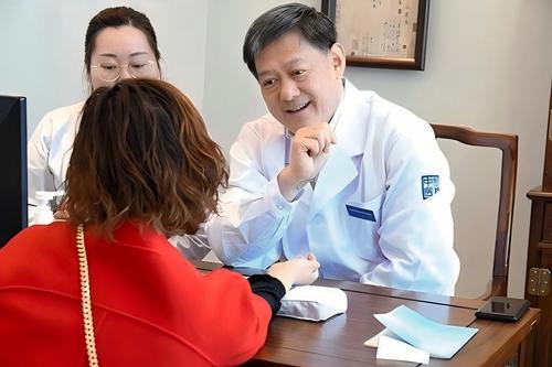 劉清泉出診詢問患者病情（圖片由受訪者提供(6132643)-20250115085859