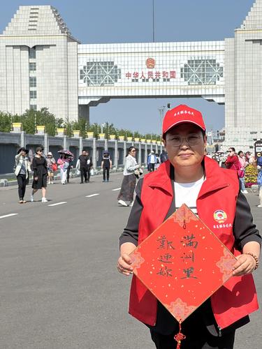 ▲ 杜明燕在滿洲里口岸參加委員履職“服務(wù)為民”活動。