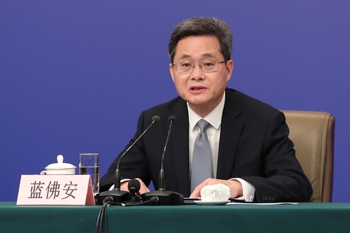 財(cái)政部部長(zhǎng)藍(lán)佛安回答記者提問