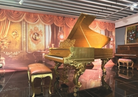武漢琴臺(tái)鋼琴博物館的“鎮(zhèn)館之寶”，1865年的9尺施坦威黃金大鋼琴。