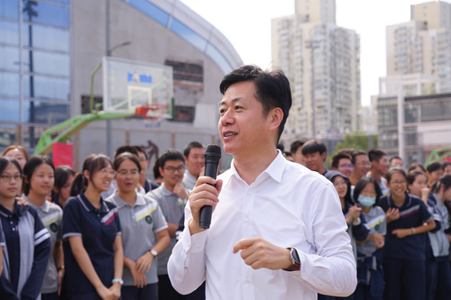 （勞動節(jié)1）任煒東：培養(yǎng)幸福的人(分離圖(7123427)-20250430090936