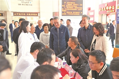 調(diào)研組一行在安龍縣人民醫(yī)院考察調(diào)研。民進(jìn)中央 供圖