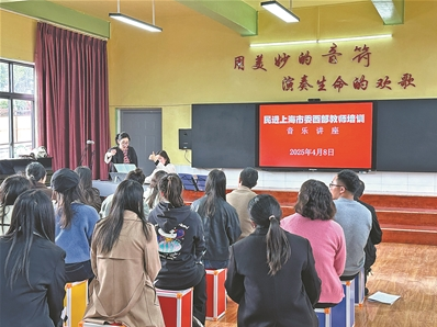 民進(jìn)上海市委會(huì)西部教師培訓(xùn)音樂(lè)講座在安龍縣第八中學(xué)舉辦。圖為民進(jìn)會(huì)員、上海輕音樂(lè)團(tuán)女高音歌唱家肖蕊現(xiàn)場(chǎng)授課。本報(bào)記者 王慧文 攝
