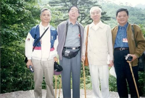 本文作者（左二）與文友袁行霈（右二，第八(7157905)-20250512093141