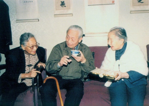 1992年冰心生日，雷潔瓊、趙樸初在冰心(7158450)-20250512094201