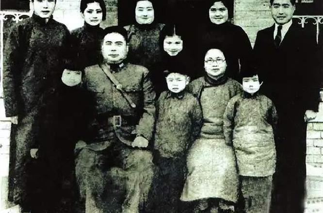“置身民主，功在國(guó)家”