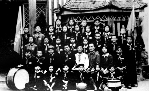 1955年“六一”兒童節(jié)，雷鋒（前左一）(7352495)-20250603091857