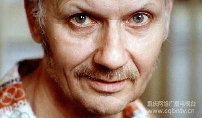 俄羅斯殺人狂——Andrei Chikatilo　　Andrei Chikatilo 曾經(jīng)是一名受人尊敬的老師，在家人眼中更是一個(gè)慈祥和藹的祖父，在鄰居眼中則是一個(gè)快樂的已婚男人，他是那一種在“可能是連環(huán)殺手”的嫌疑名單中排名最低的人，偏偏他正是俄羅斯一連串虐殺和食人案件的元兇。