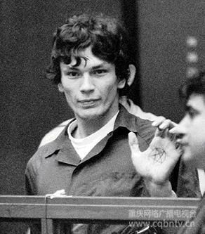 惡魔的首席門徒——Richard Ramirez 　　在 1984 年至 1985 年的一年里，洛杉磯和三藩市都被一片恐怖的氣氛所籠罩，一切也是因?yàn)橐幻衩氐倪B環(huán)殺手所致。他喜歡偷偷在晚上潛入別人的家中，然后把成年的男性射殺或扼死，再把女性和小孩暴力強(qiáng)奸、殺害再肢解，在完事后則下他的標(biāo)志——一個(gè)倒轉(zhuǎn)的五角星，在墻上、在鏡子上，甚至在死者身上