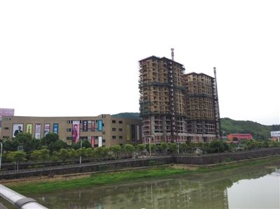 江西省德興市福泰房地產(chǎn)開(kāi)發(fā)有限公司的項(xiàng)目已爛尾停工兩年。這家公司2011年拍下“地王”項(xiàng)目，迄今仍保持著最高地價(jià)紀(jì)錄。 新京報(bào)記者 孫瑞麗 攝