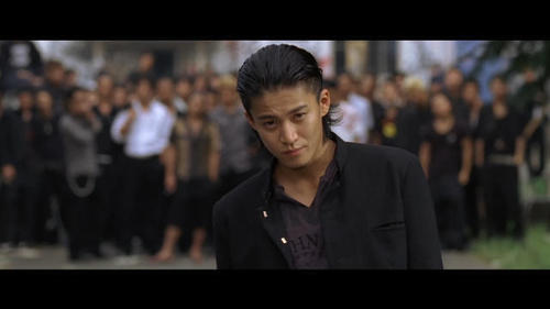 小栗旬，熱血高校中的男主角。沒想到也是這樣的人，與名模山田優(yōu)結(jié)婚4個月，就傳出因出軌而面臨離婚危機。